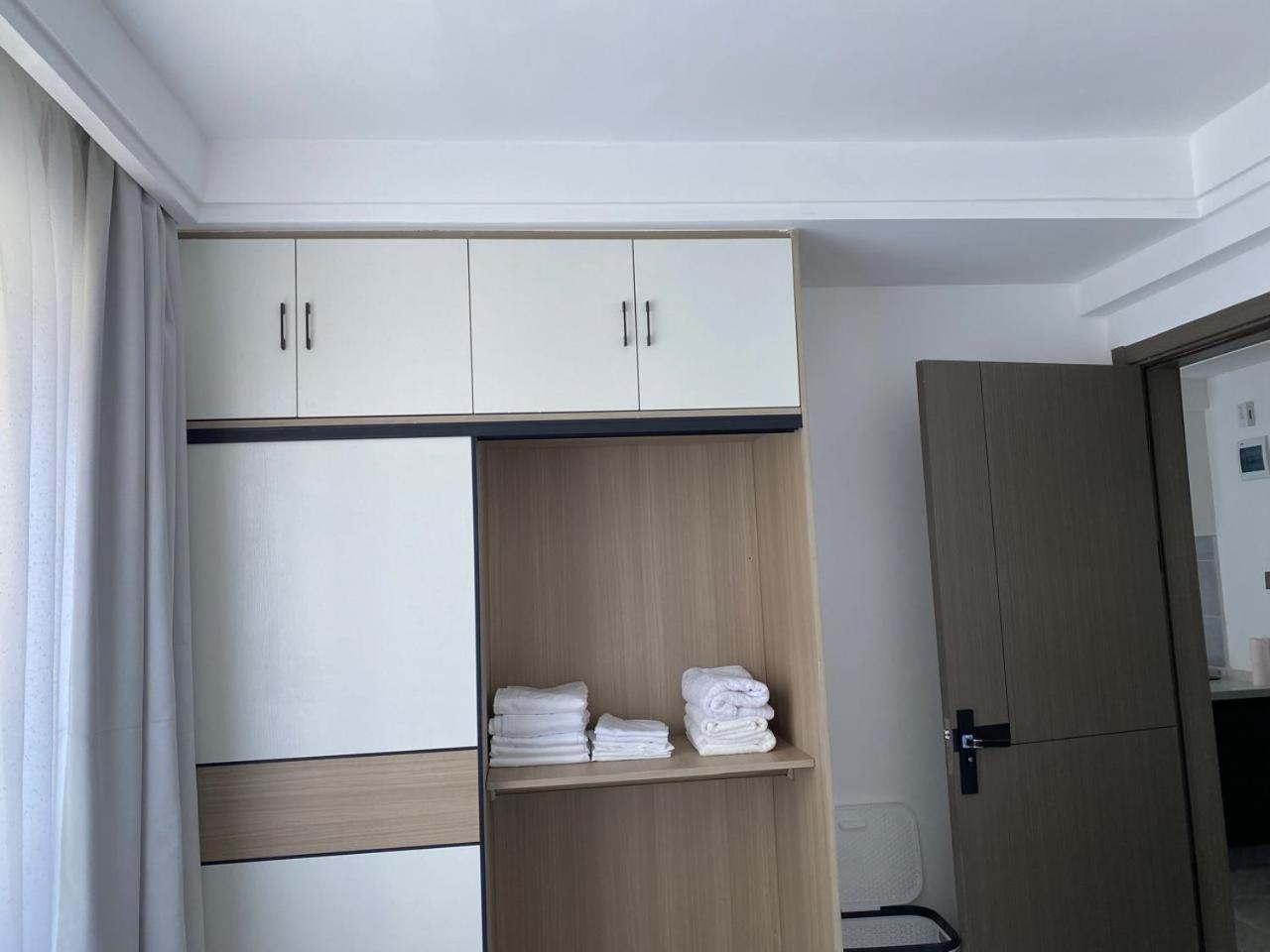 1 Bedroom Flat With Private Balcony, Netflix, Washing Machine & Gym In Kilimani