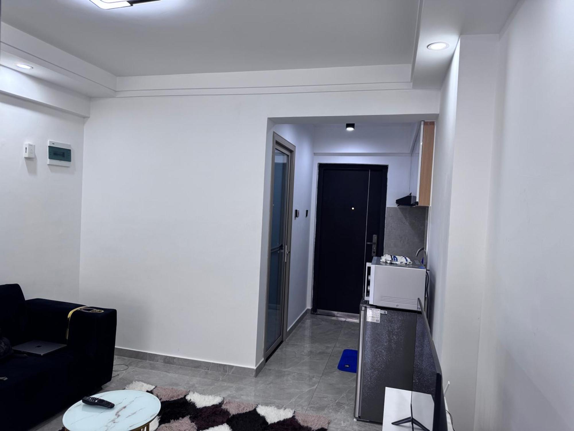 Fully Furnished Spacious One Bedroom *