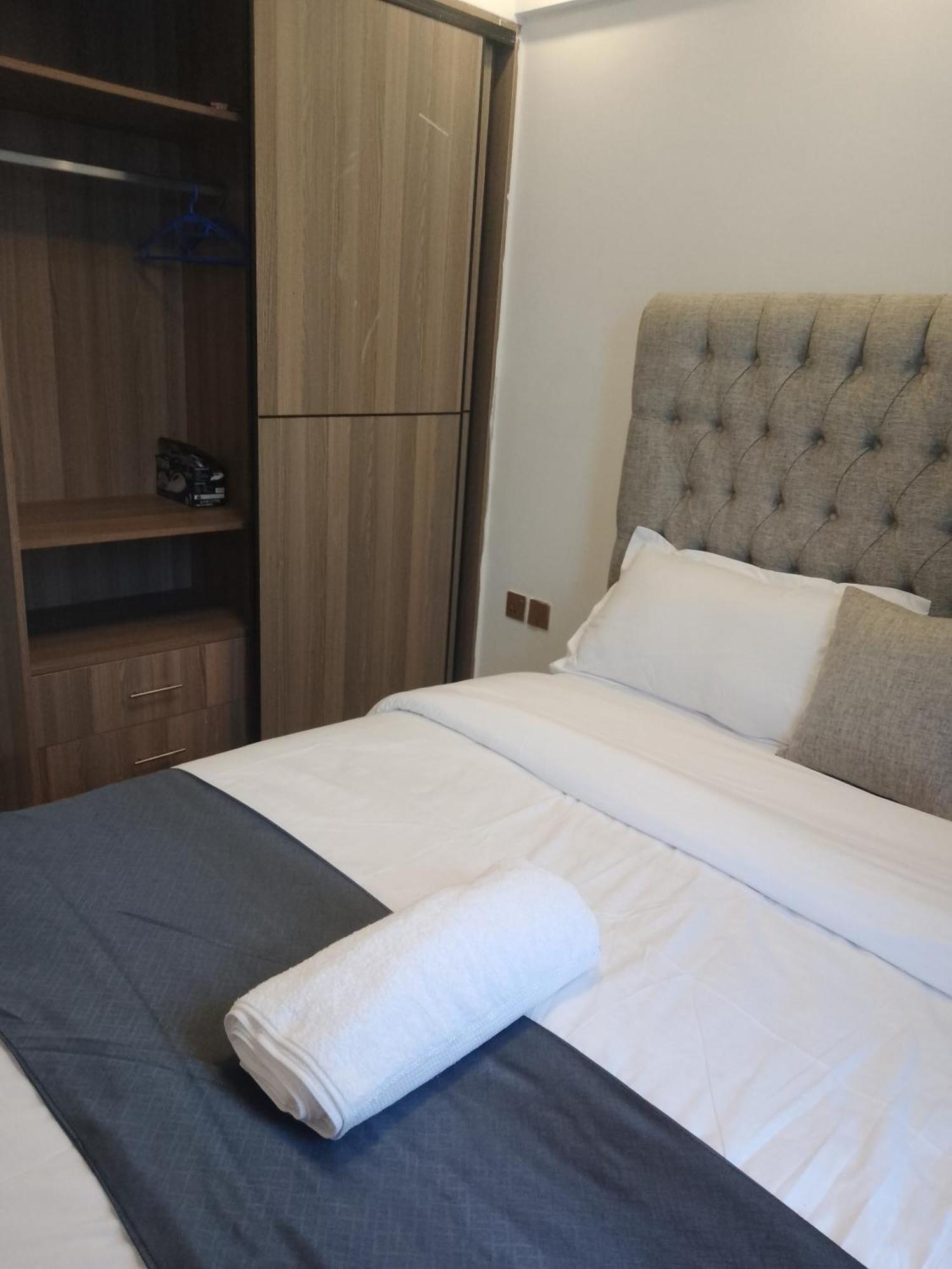 Fibb's 1br Lavington *