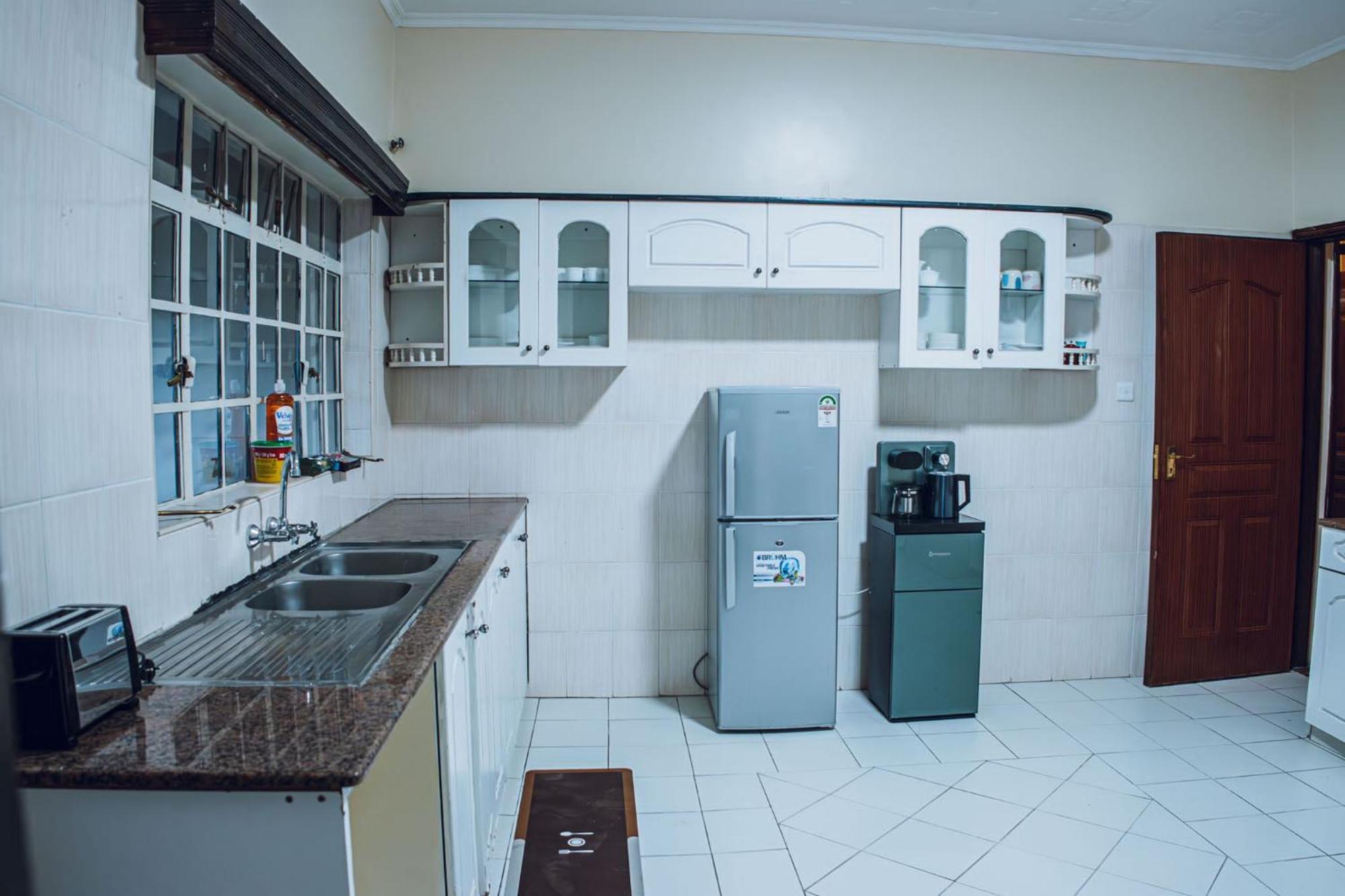 Kile Bunker * Nairobi