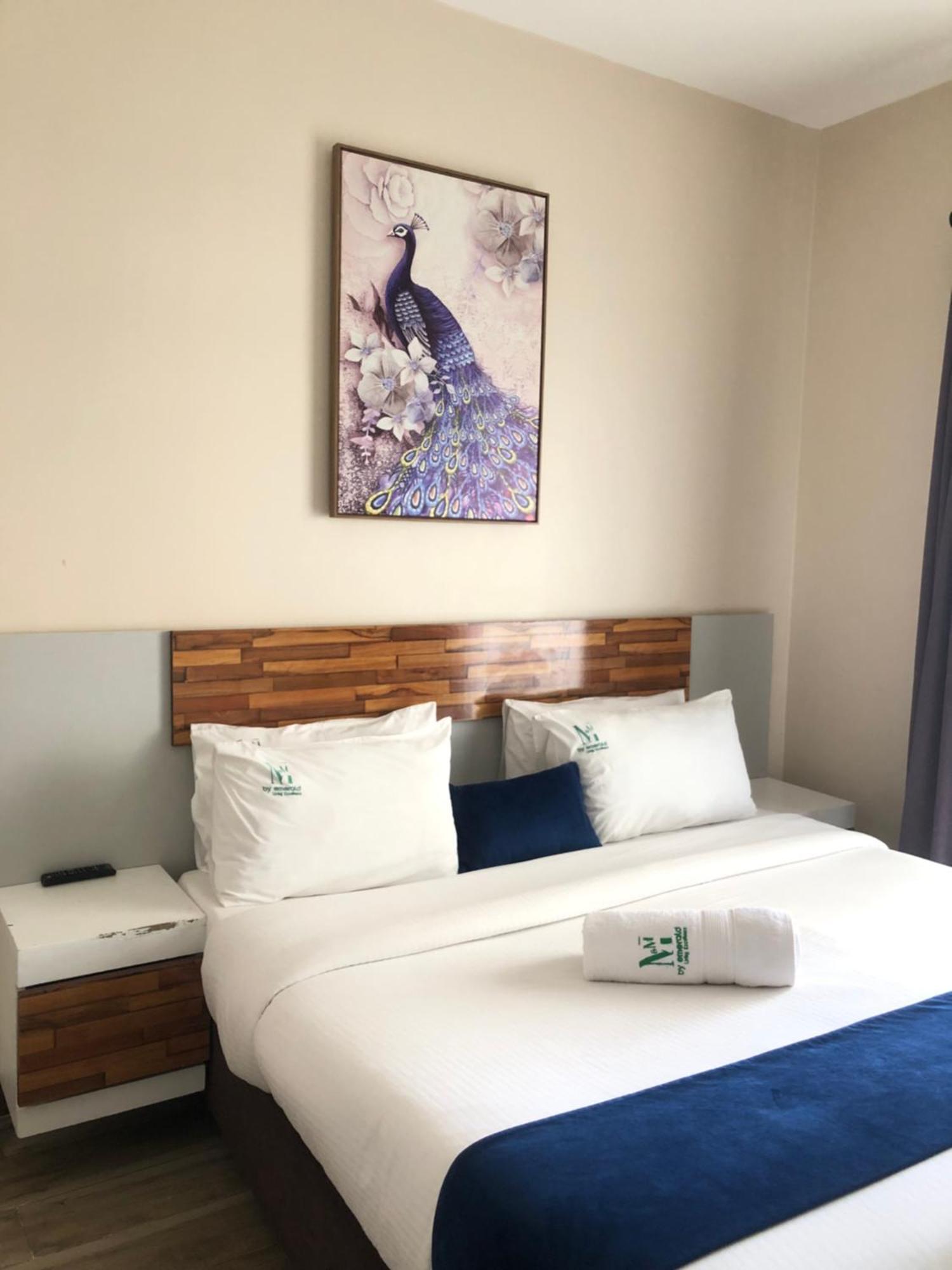 Serene One Bedroom At Silverstone Apartment