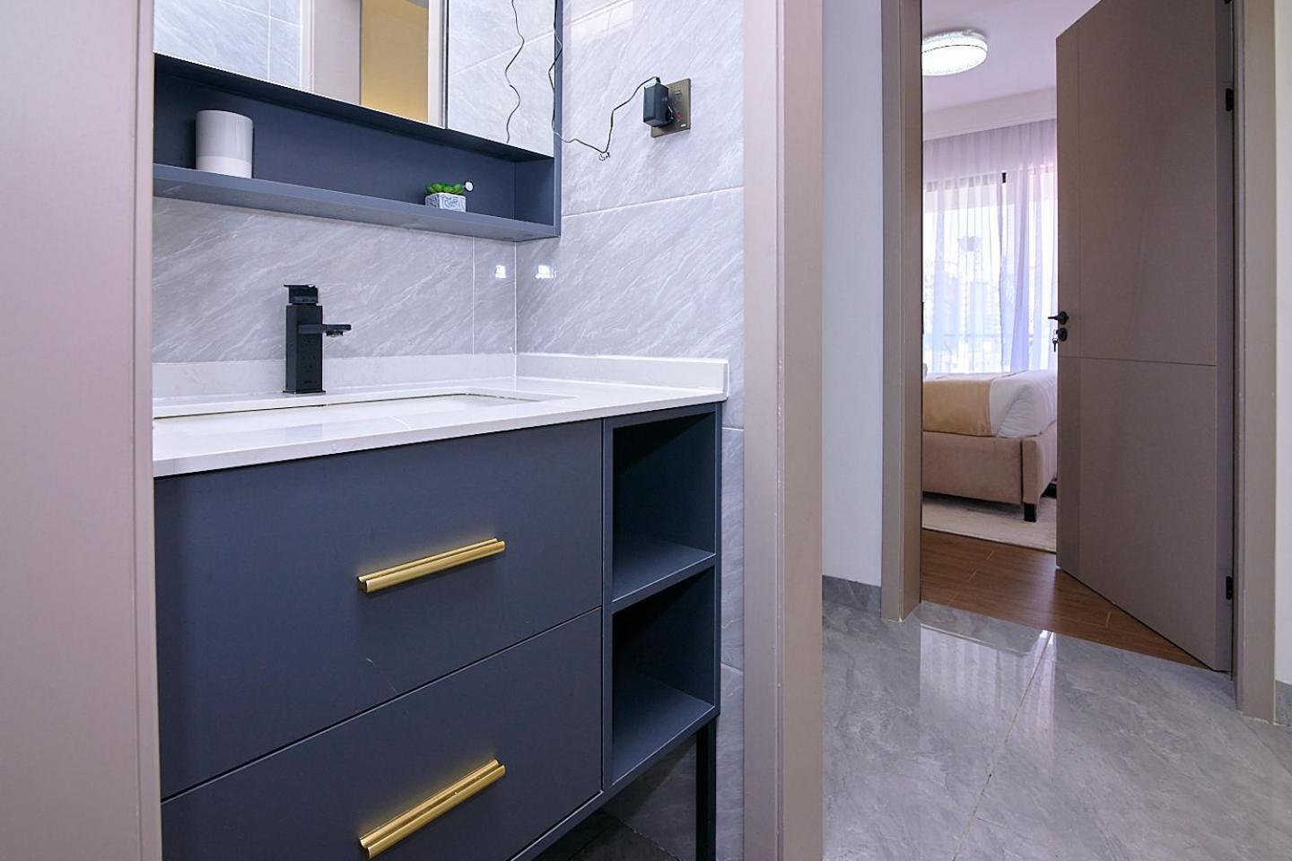Luxury Modern With A Pool And Gym In Kilimani * Nairobi