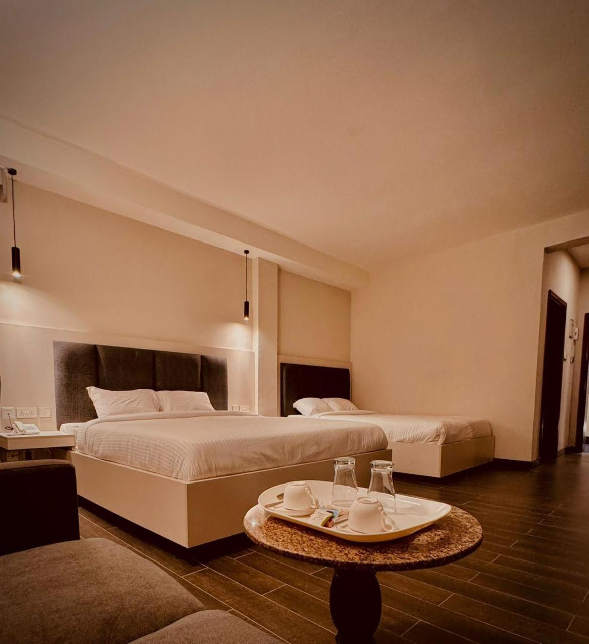 Hotel The Ivory *