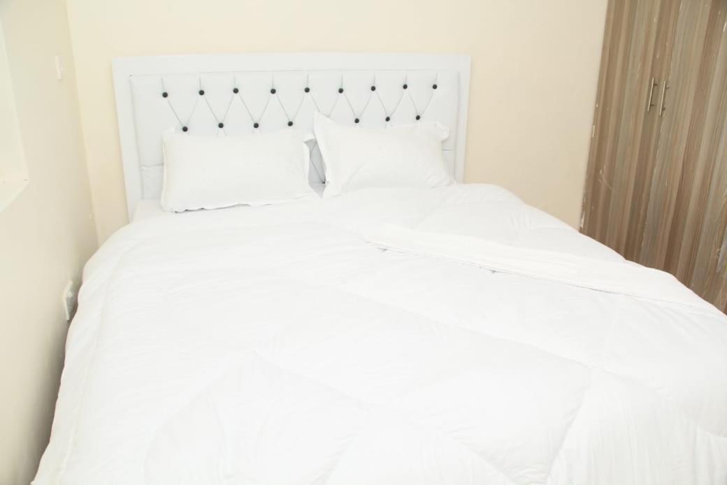 Bed & Breakfast Sirleaf Tours & Safaris