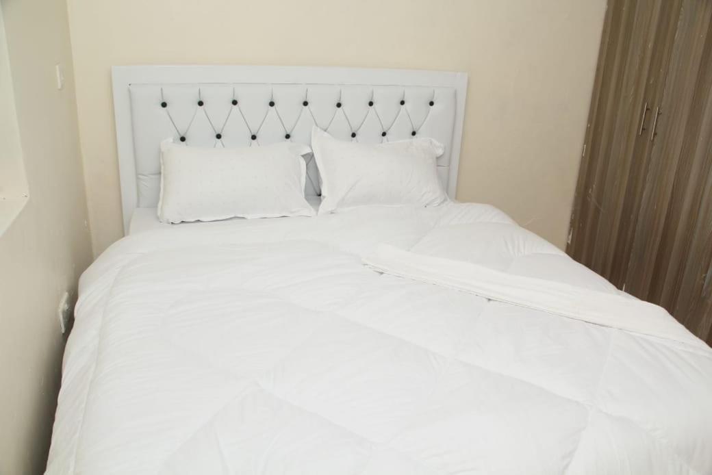 Bed & Breakfast Sirleaf Tours & Safaris