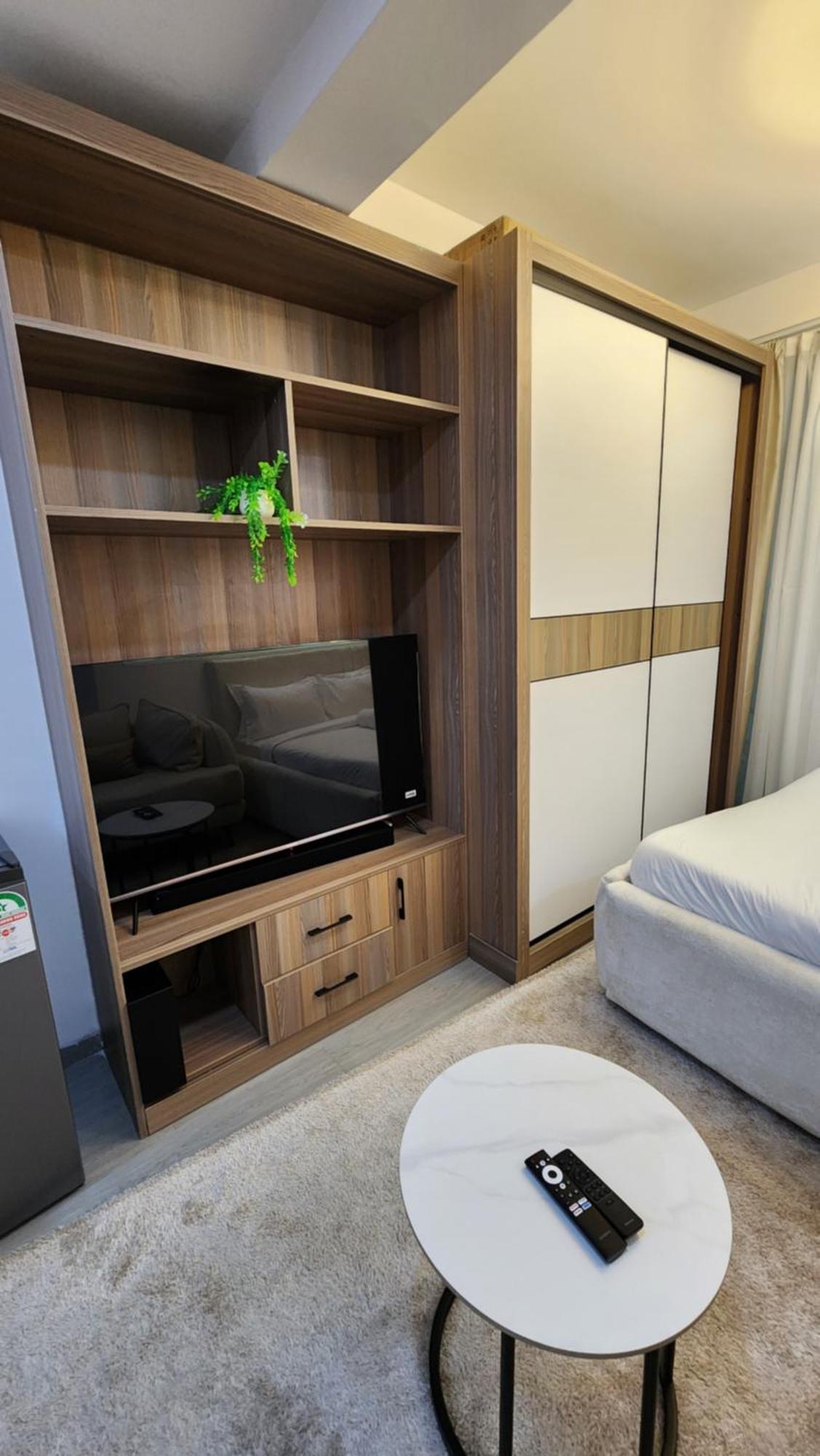 The Mancave With Balcony & Gym