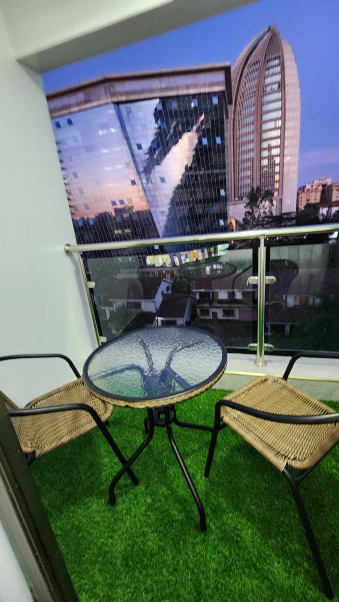 The Mancave With Balcony & Gym Apartment