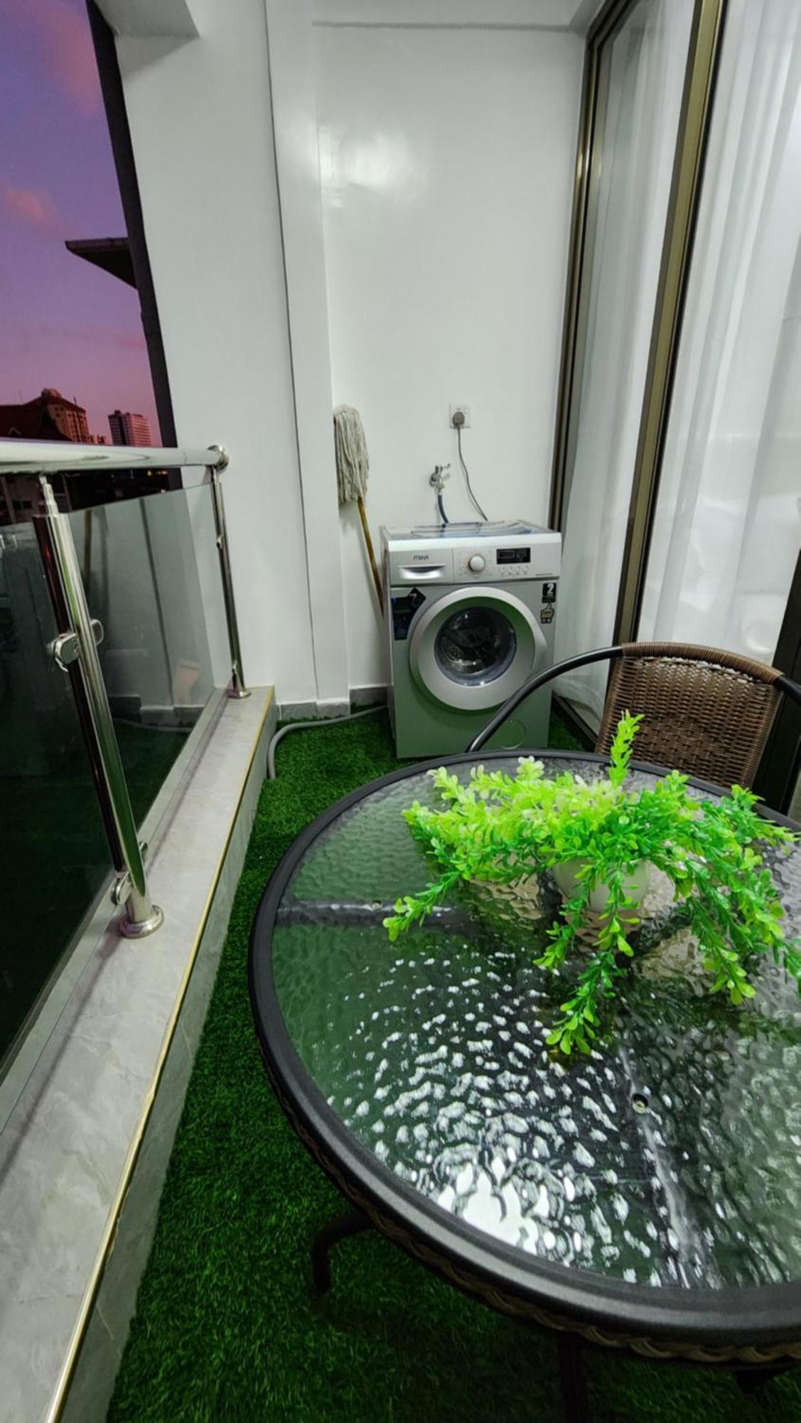 The Mancave With Balcony & Gym *