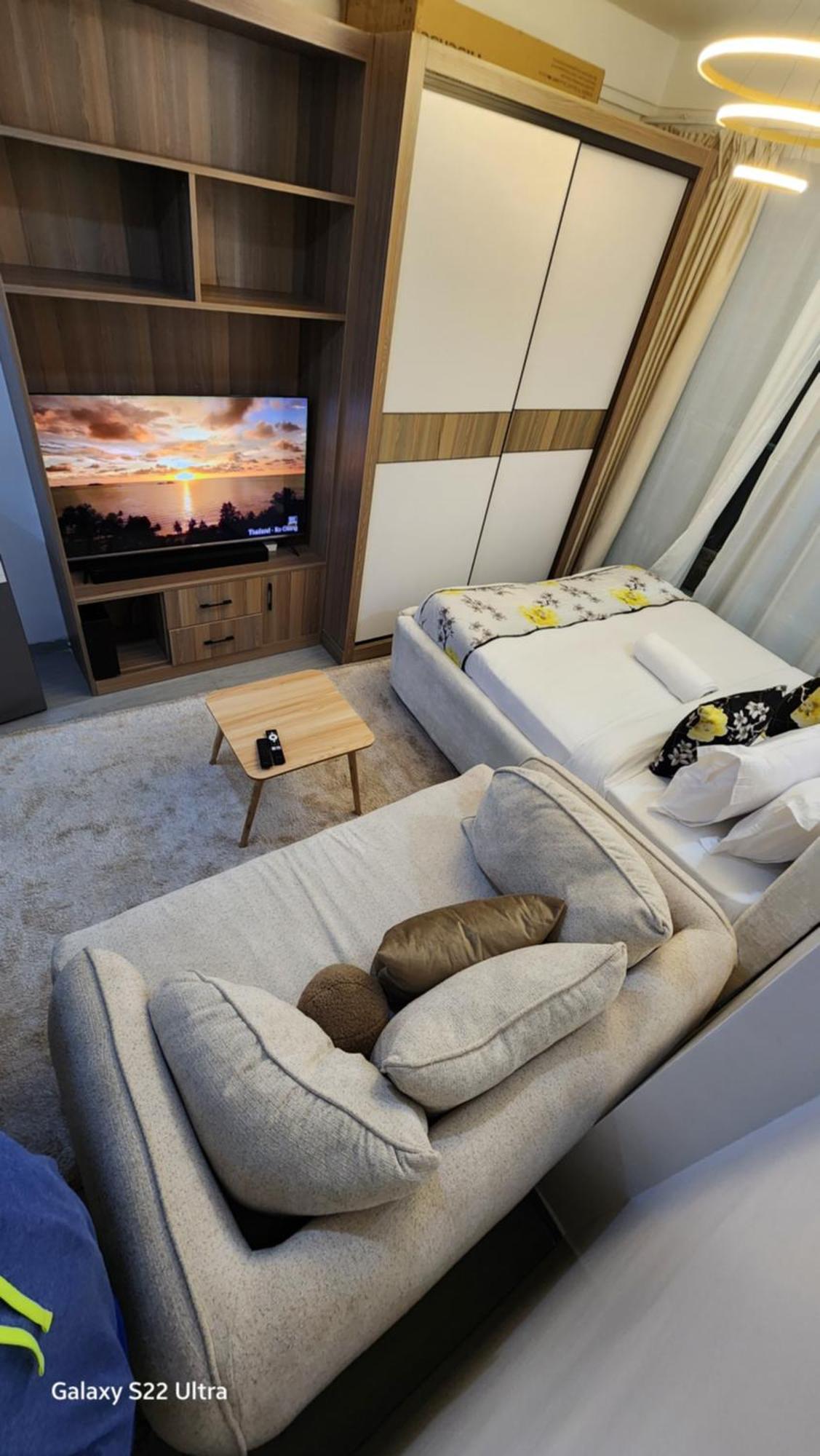 The Mancave With Balcony & Gym Apartment *