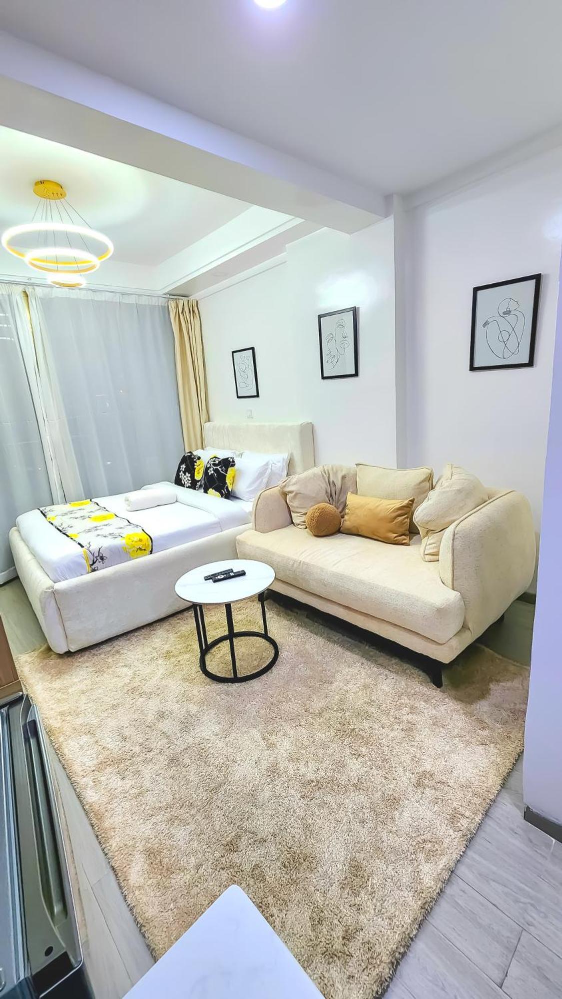 The Mancave With Balcony & Gym Apartment *
