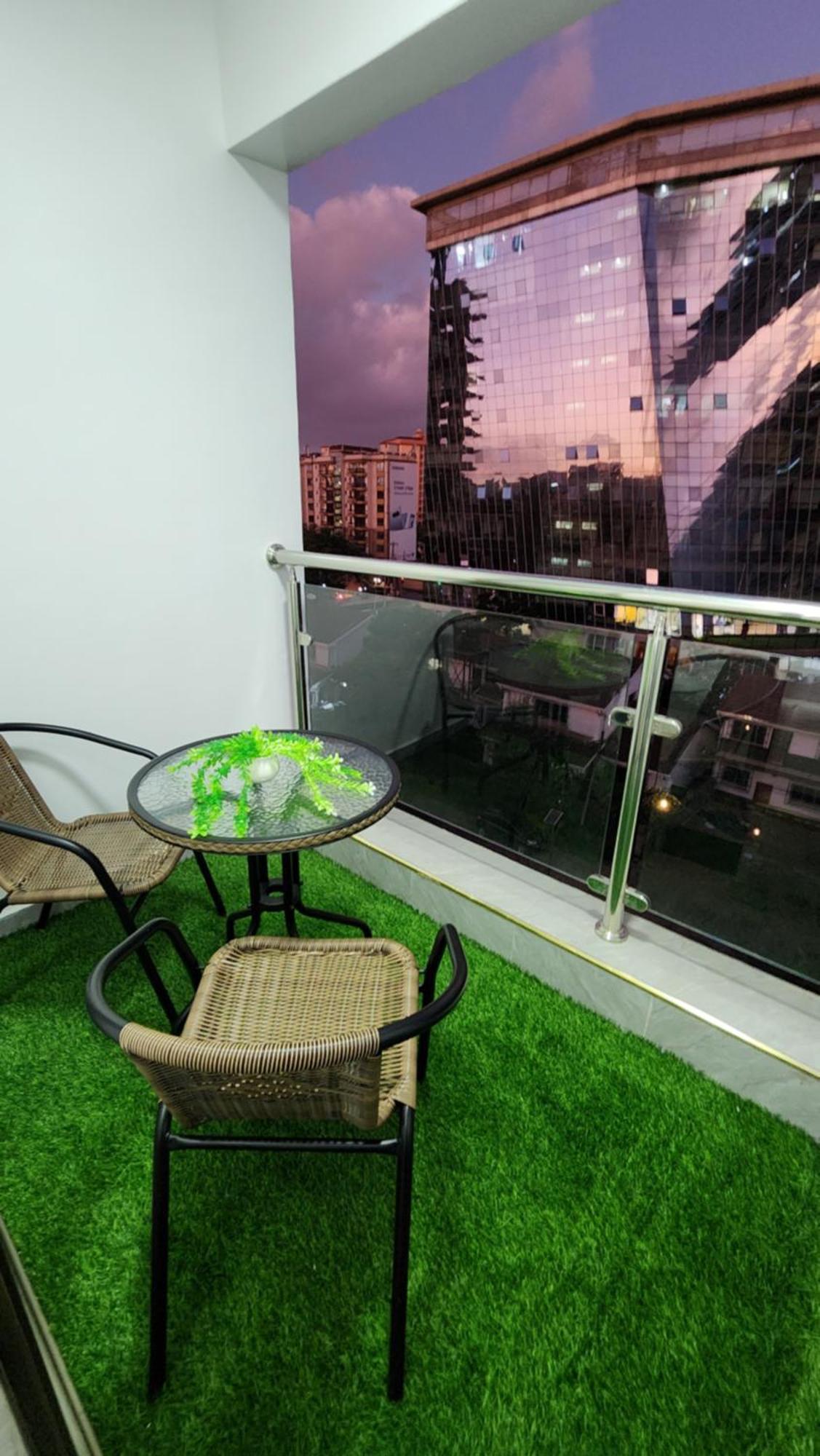 Apartment The Mancave With Balcony & Gym