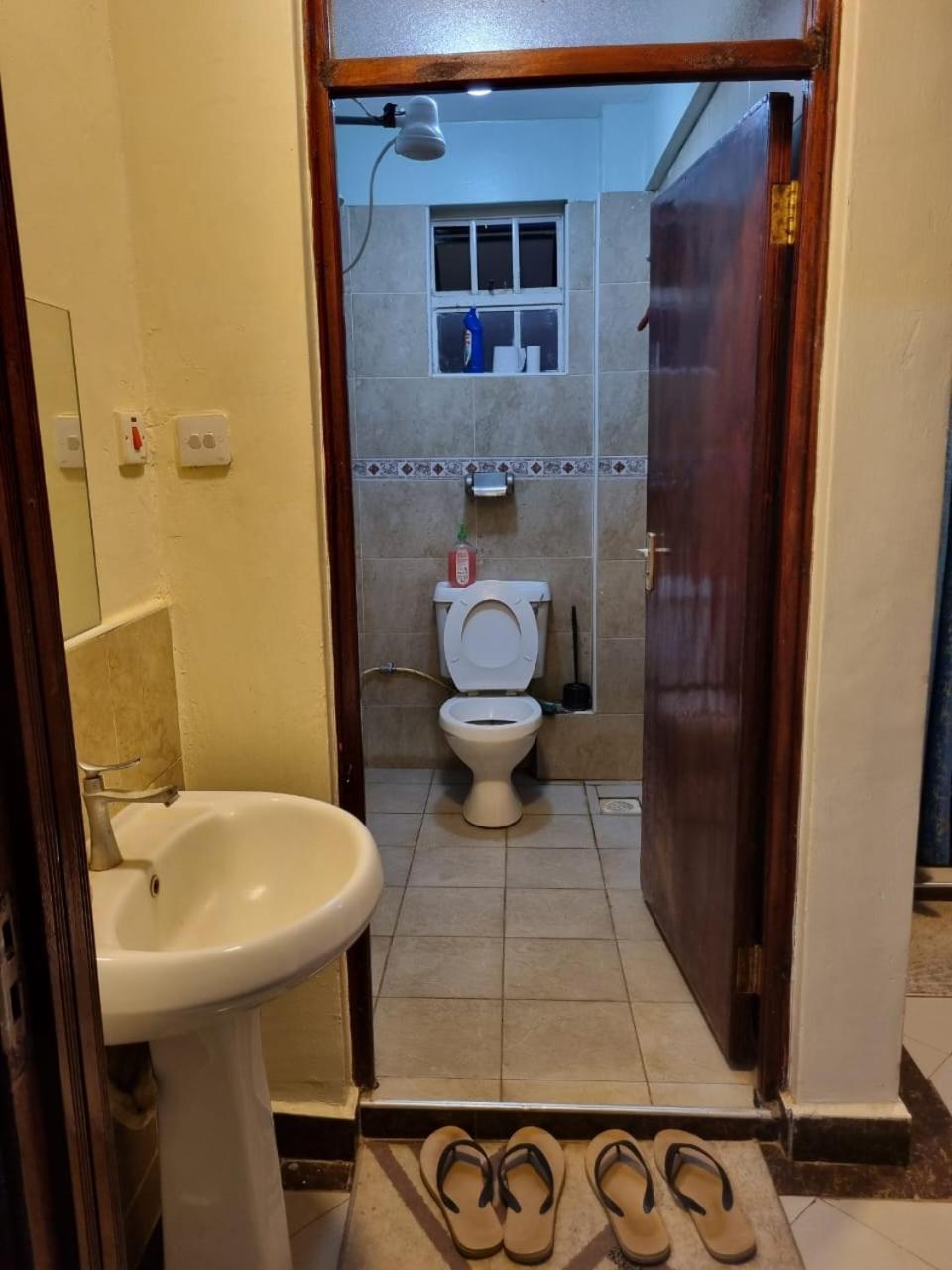 Very Demure One Bedroom With Free Parking *
