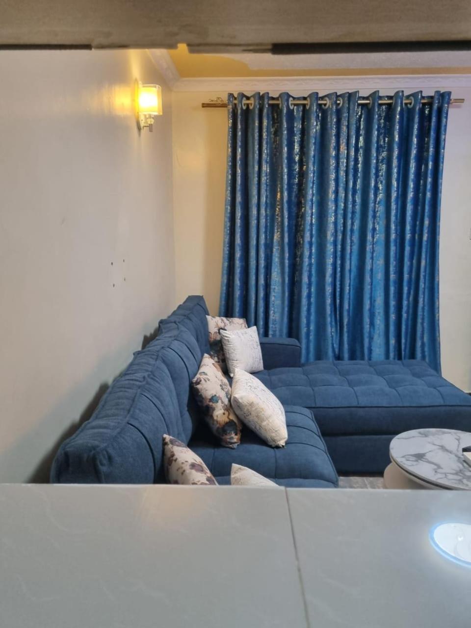 Apartment Very Demure One Bedroom With Free Parking