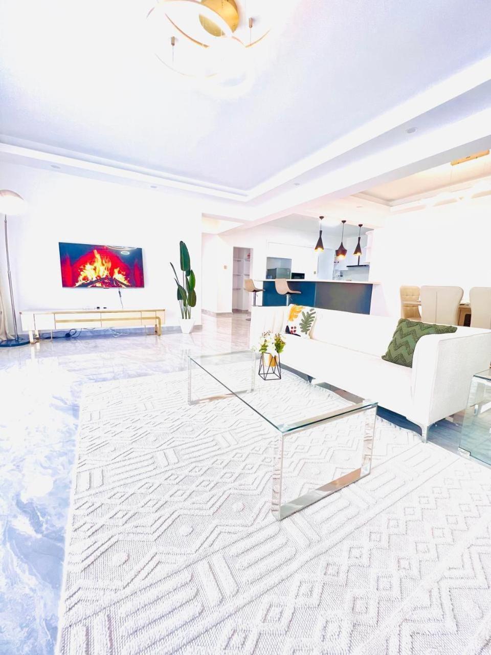 Executive Vibrant View Three Bedroom With Swimming Pool,mordern Equipped Gym Free Parking Space And, Child Play Area And Comforting Rooftop With Views Apartment
