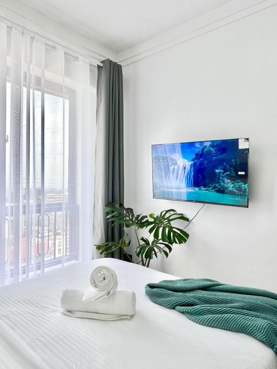 The Beautiful Executive Fully Furnished Three Bedroom Which Boasts Of Modern Luxurious Facilities With Breathtaking Amzing Views Apartment