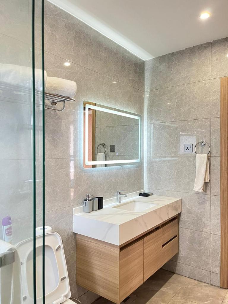 Classy Charming With Heated Swimming Pool Modern Equipped Gym Free Parking Space Child Play Area And Proximity To Major Shopping Malls Apartment