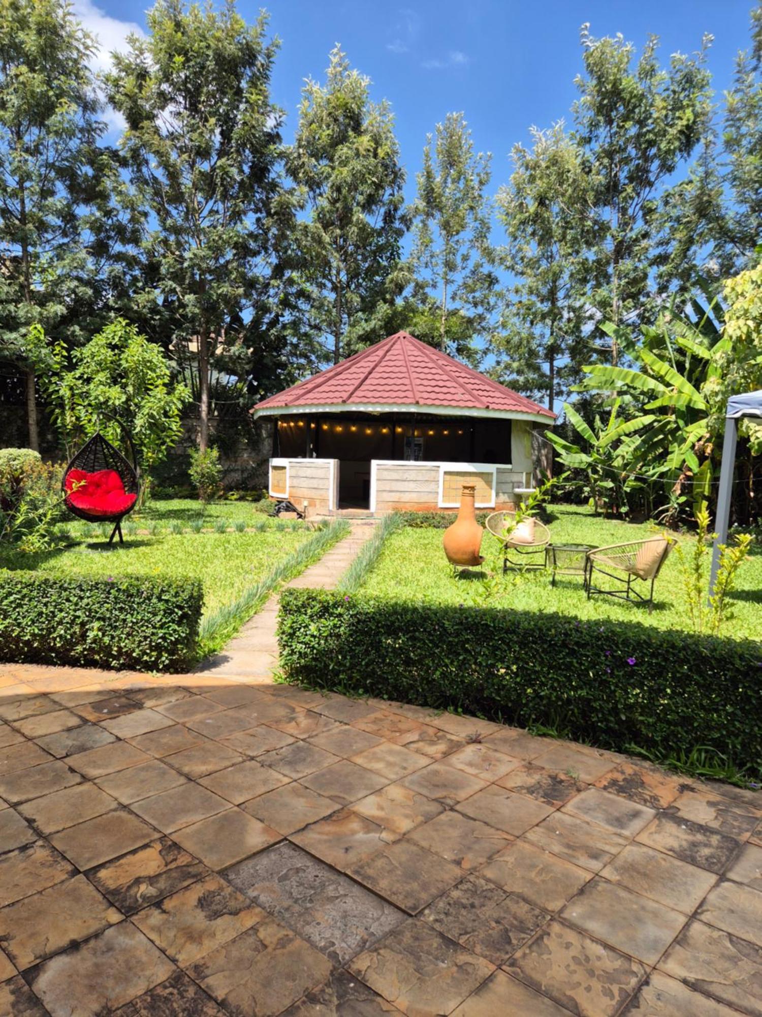 Teresita Karen-giraffe Site * Nairobi