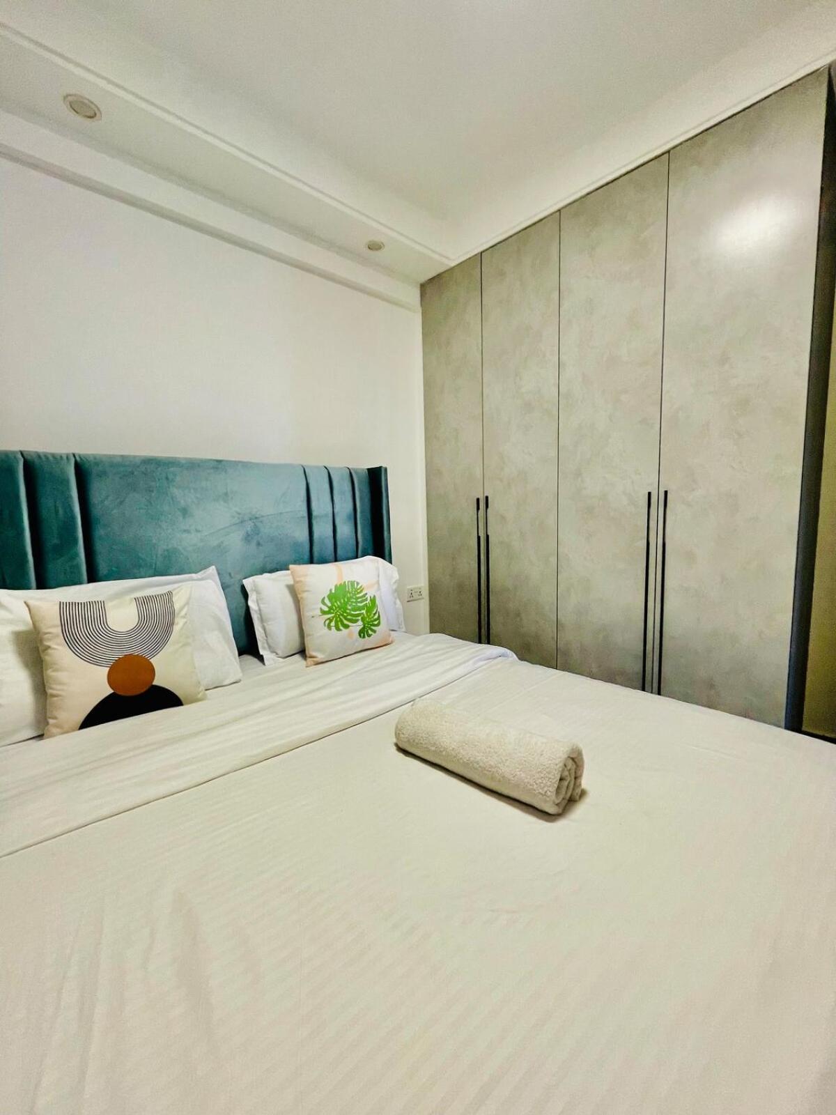 Urban Tranquil Haven Riverside Drive Apartment