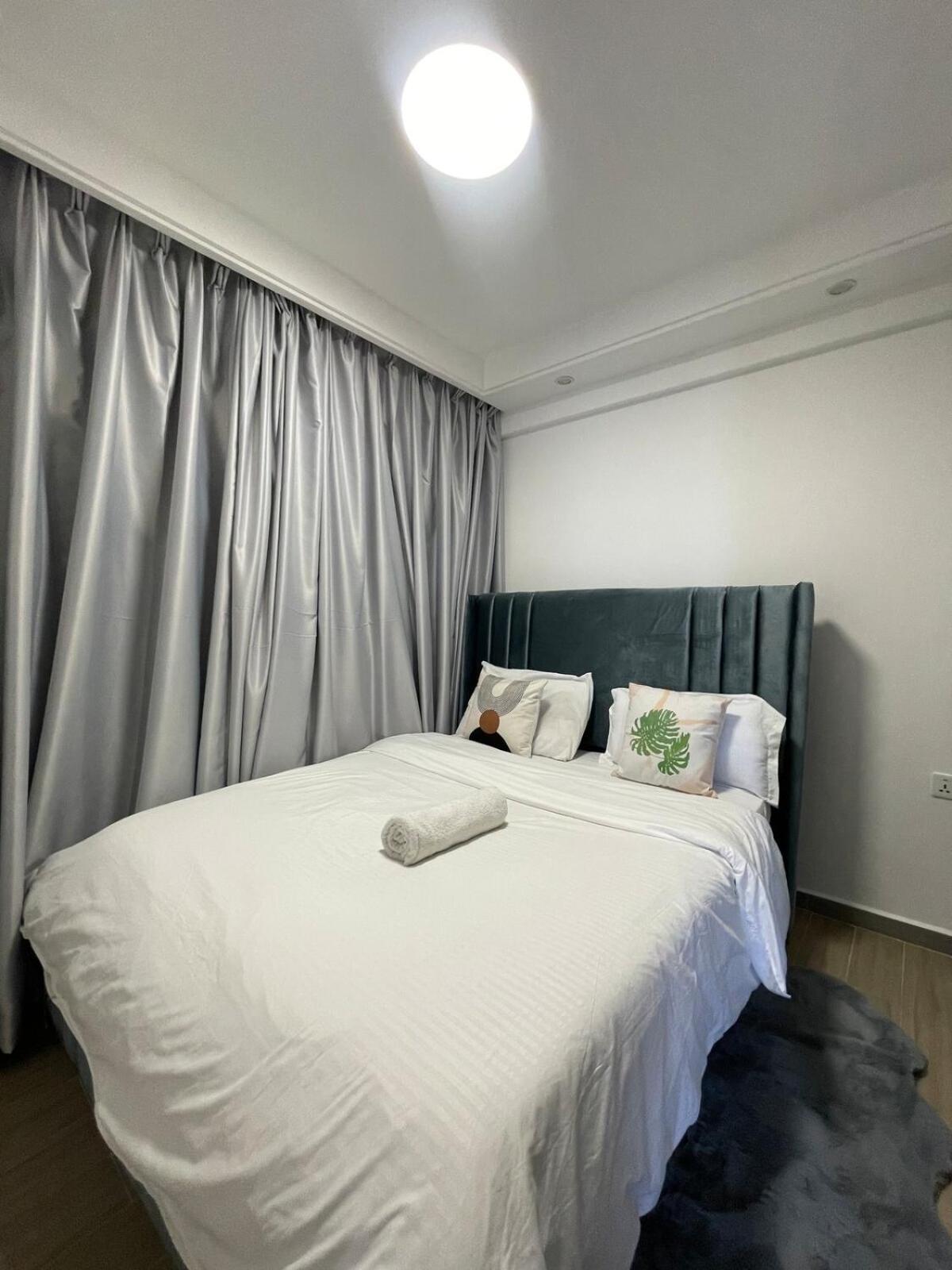 Apartment Urban Tranquil Haven Riverside Drive