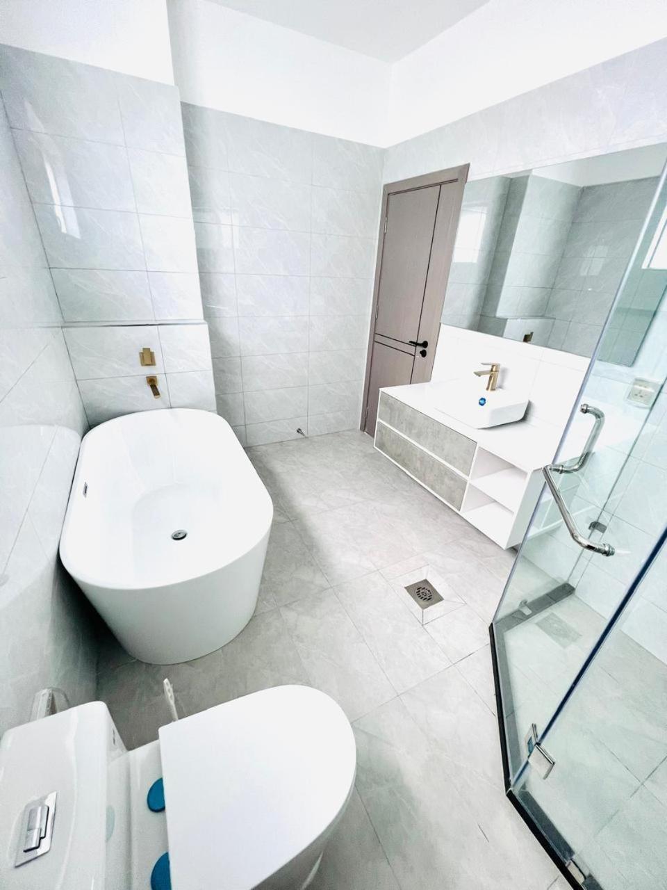 Apartment Elegant Urban Escape Fully Equipped Gym, Ample Parking Space,swimming Pool,children Playing Ground And Amazing Views Nairobi