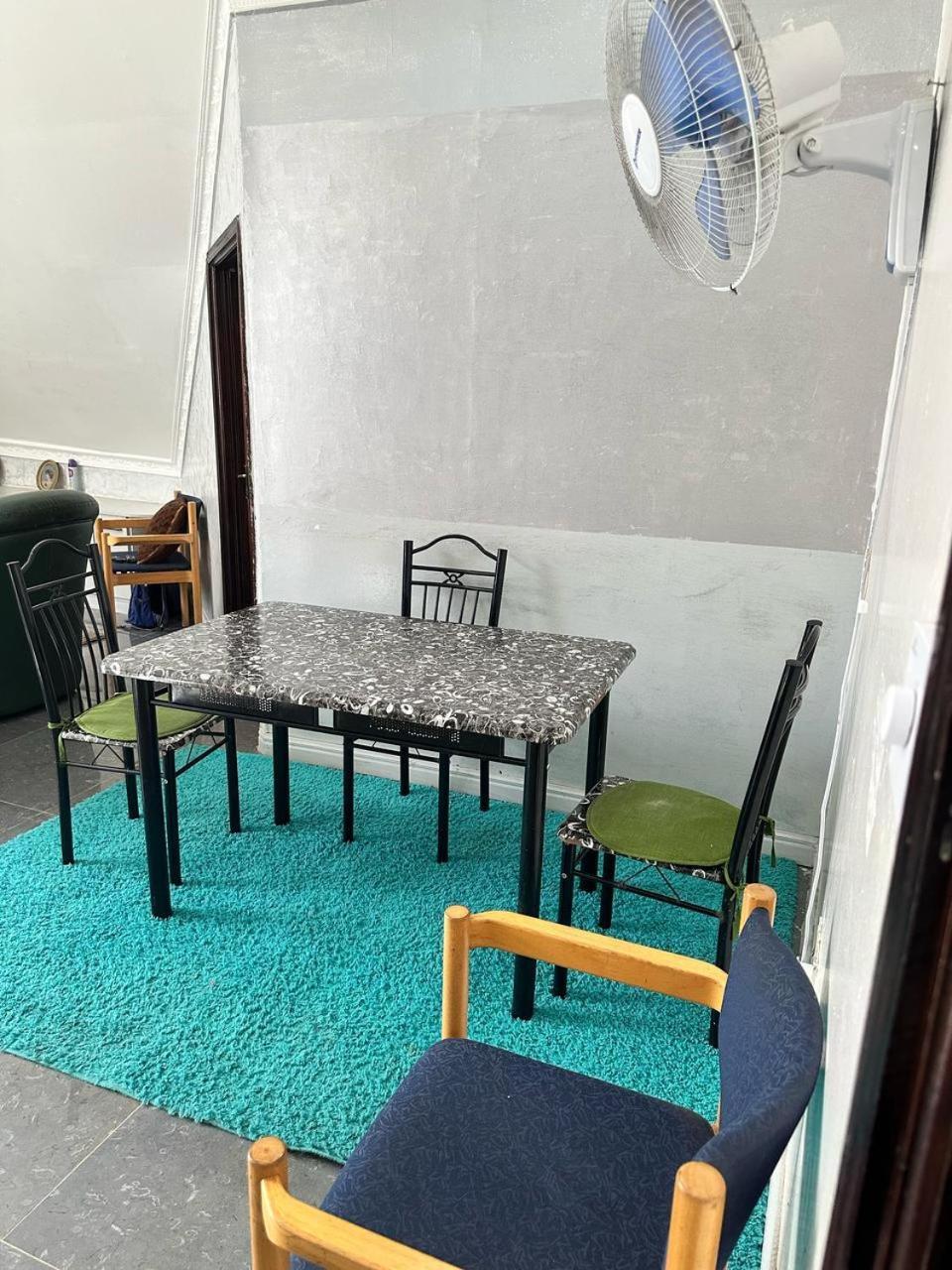 Casa de férias Comfy And Family Friendly Near Jkia 15mins