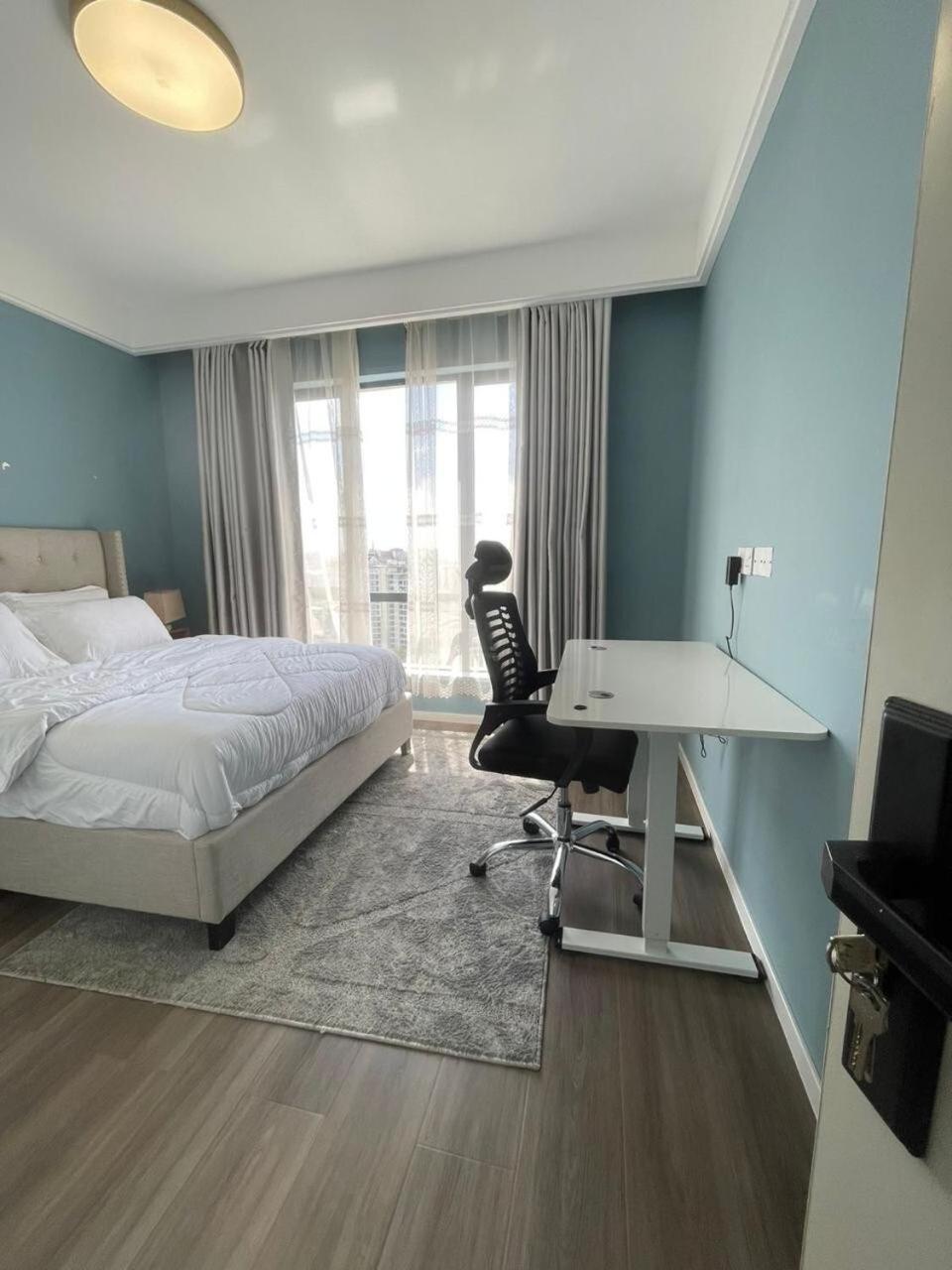 High Rise With Balcony & Pool 24 7 Security *