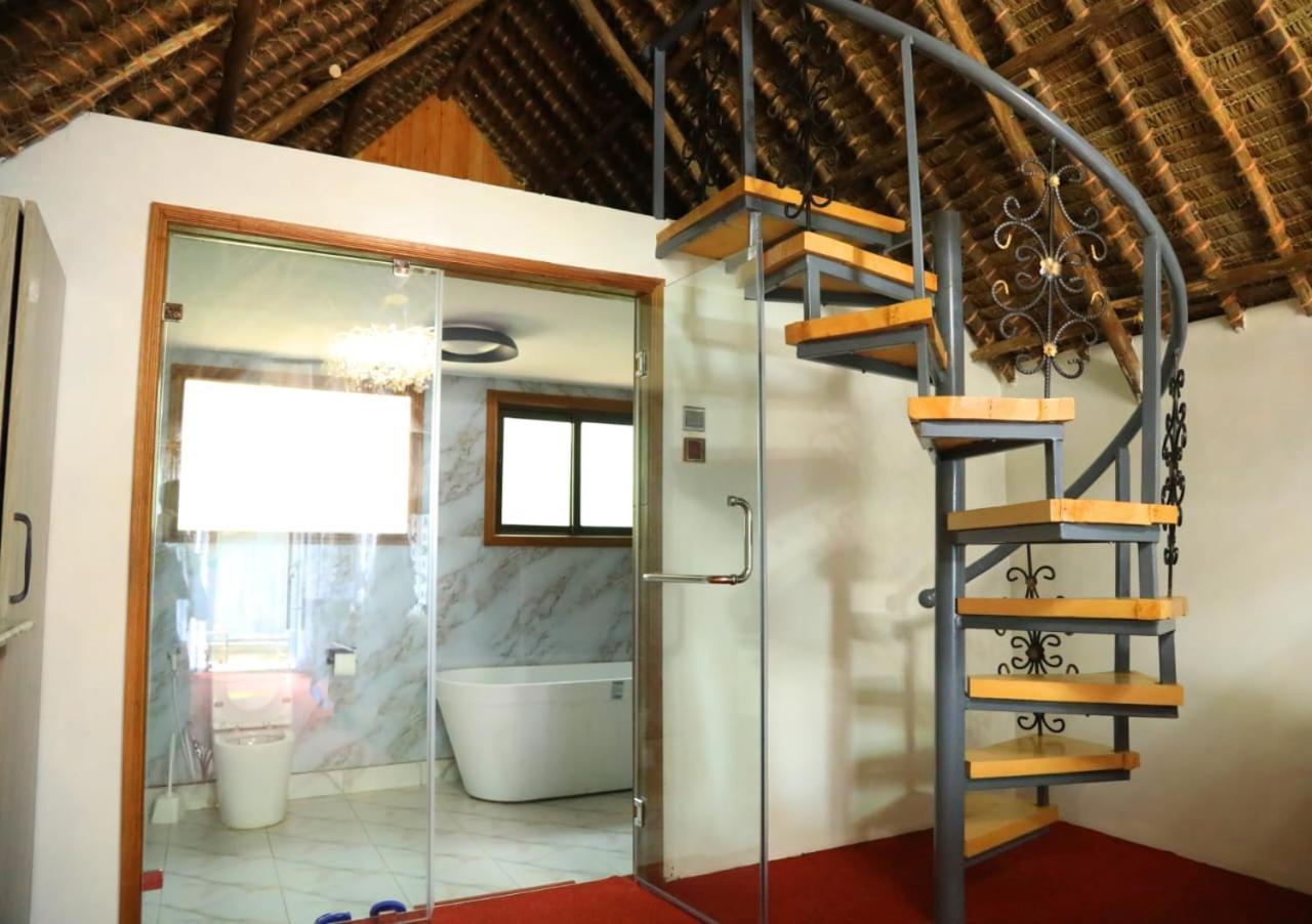 The Giraffe Luxury tent *