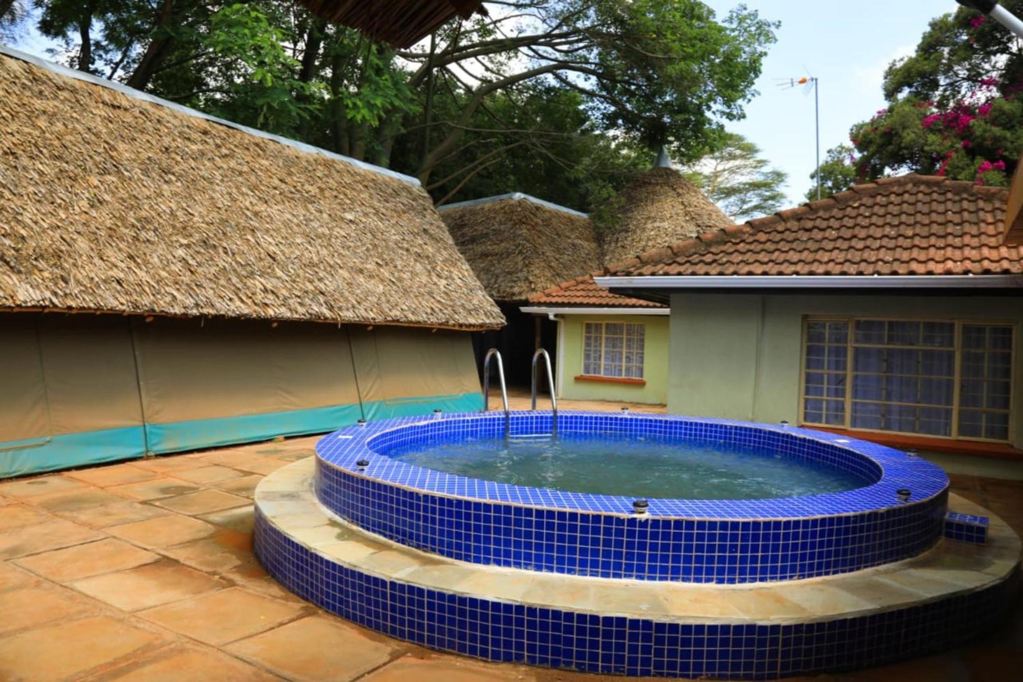 The Giraffe * Nairobi
