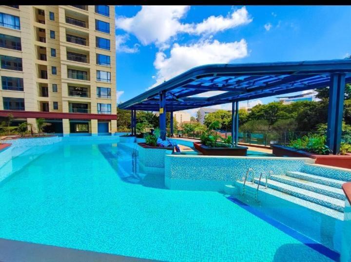 Sumptuous Nivla Yaya Center,gym,pool And King Bed Apartment Nairobi
