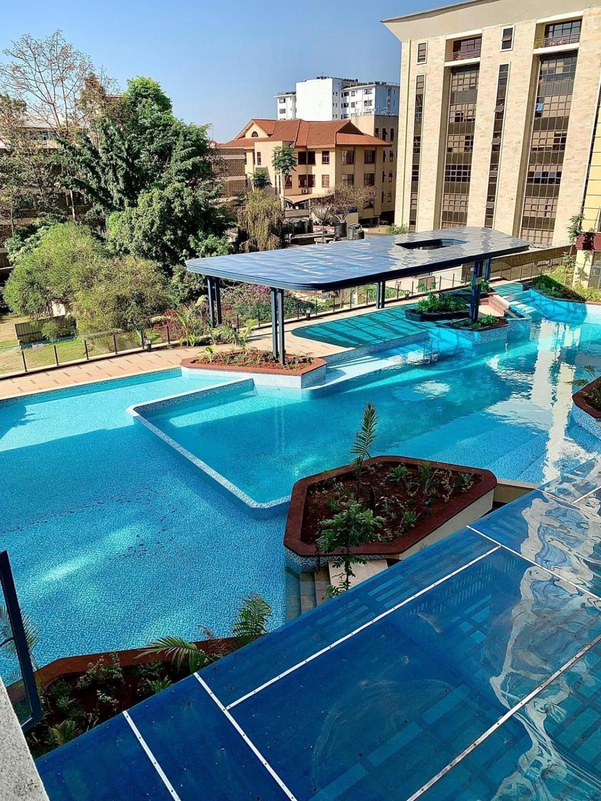 Sumptuous Nivla Yaya Center,gym,pool And King Bed Apartment *
