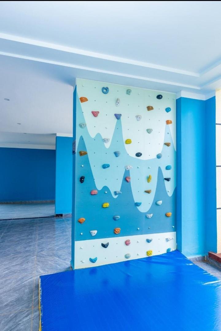 Sumptuous Nivla Yaya Center,gym,pool And King Bed