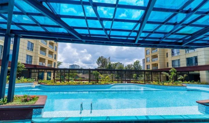 Sumptuous Nivla Yaya Center,gym,pool And King Bed Apartment