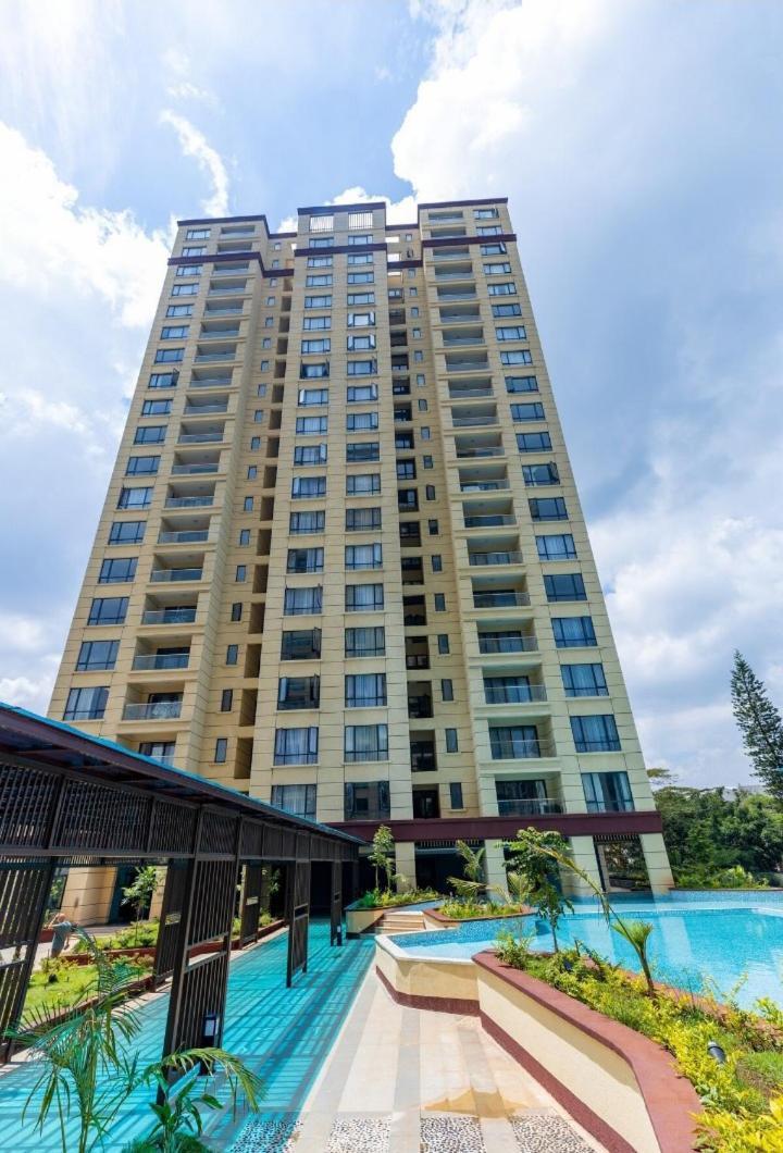 Sumptuous Nivla Yaya Center,gym,pool And King Bed Apartment *