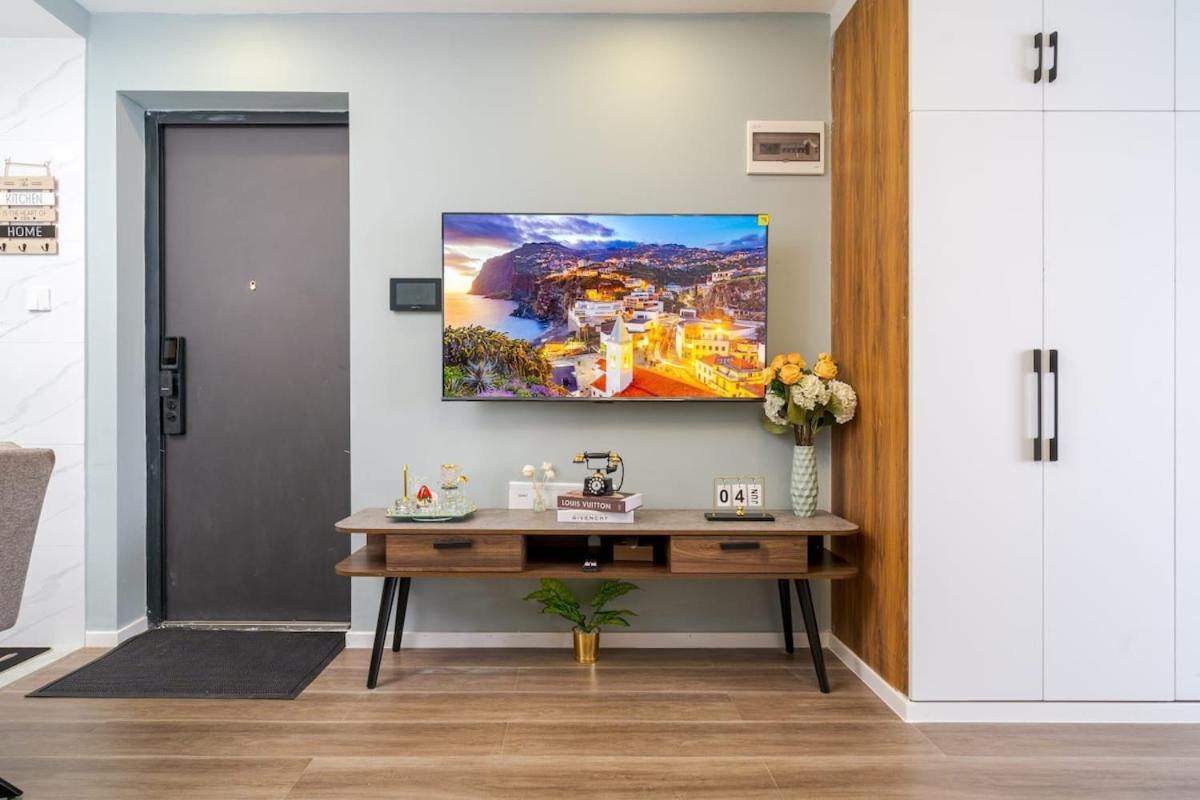 Sumptuous Nivla Yaya Center,gym,pool And King Bed Apartment