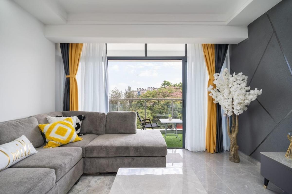 Nivla Executive Cozy Haven With Gym And Balcony Apartment