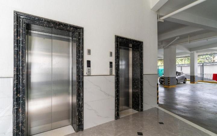 Nivla Executive Cozy Haven With Gym And Balcony Apartment