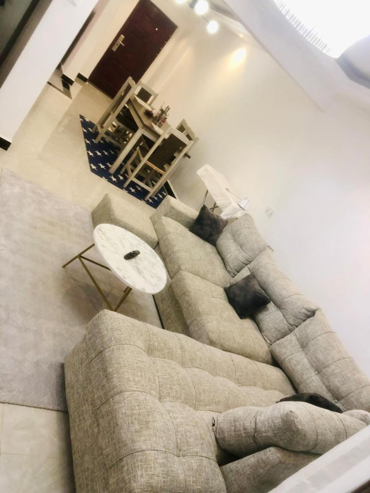 Spacious, Cozy 2 Bedroom Apartment *