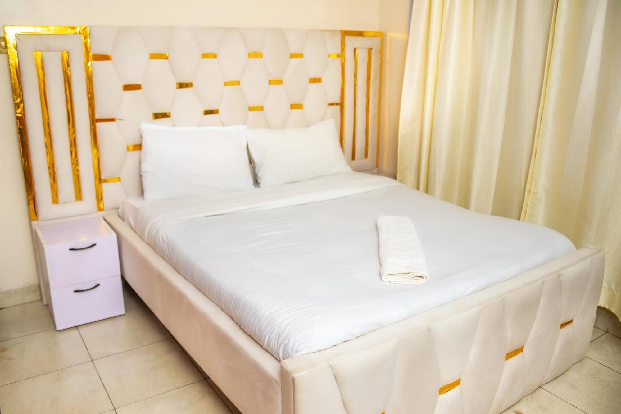 Apartment Luxury Two Bedroom Master &