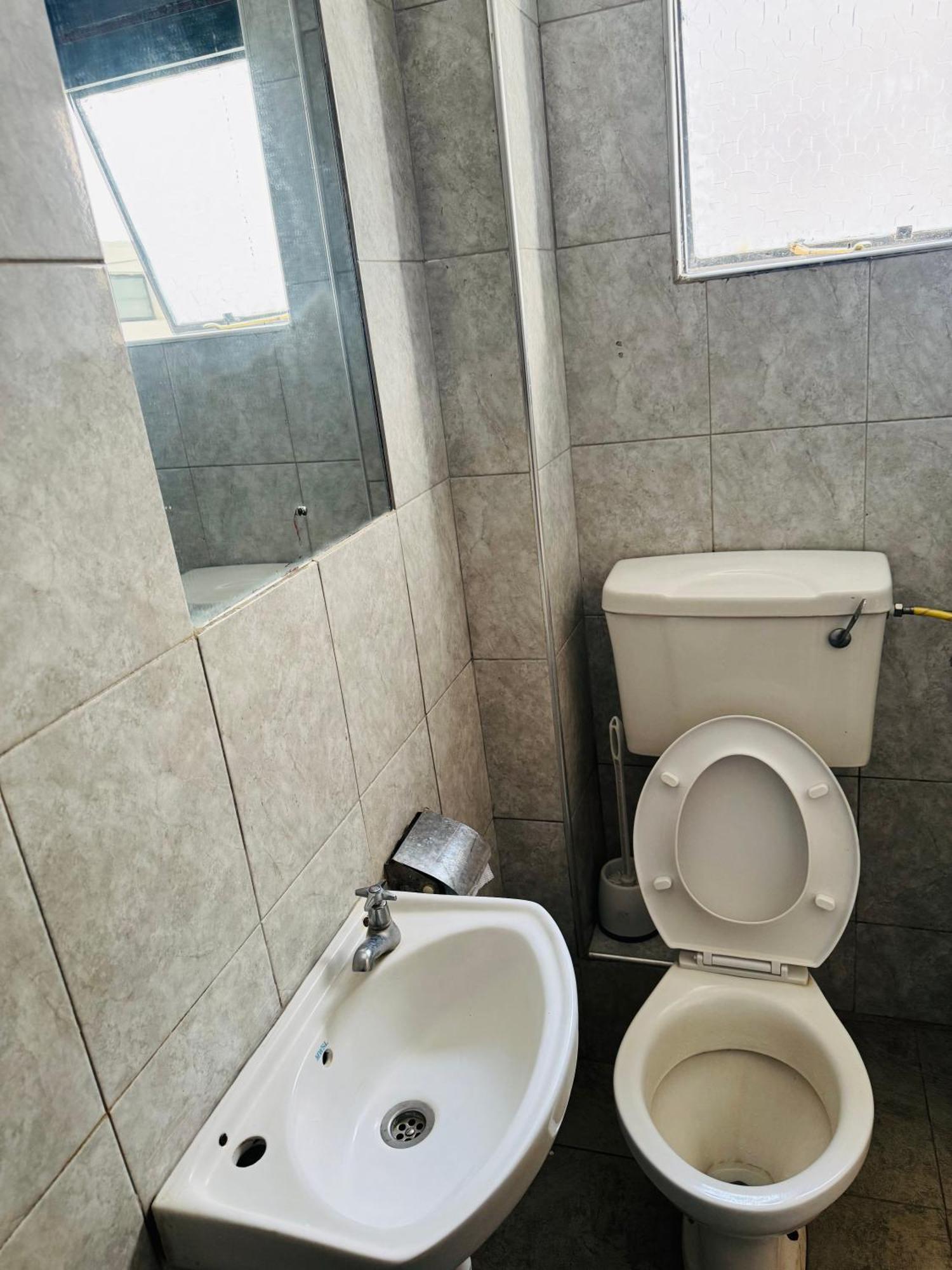 A Modern Affordable Stylish Bedsitter Centrally Located In Apartment *