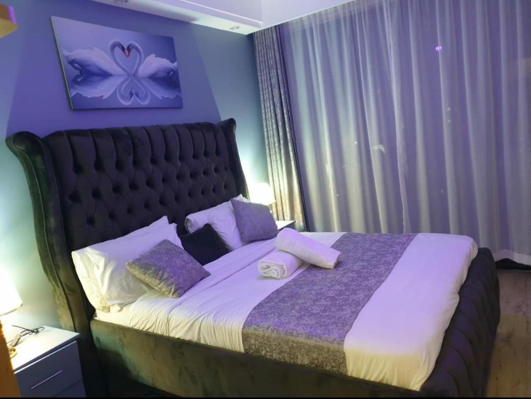 Elegant Classy With Modern Equipped Gym, Private Parking Space,and Proximity To Major Shopping Malls Apartment *