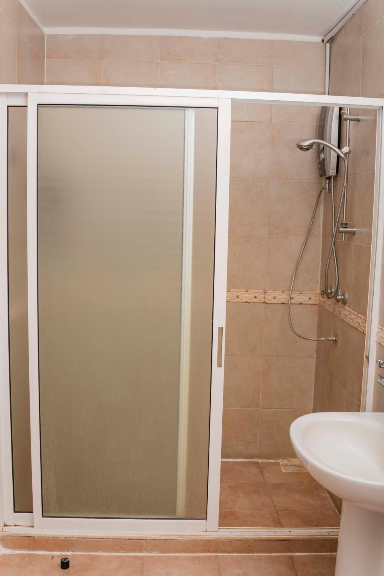 Elegant 1 Bedroom Near Westgate Mall