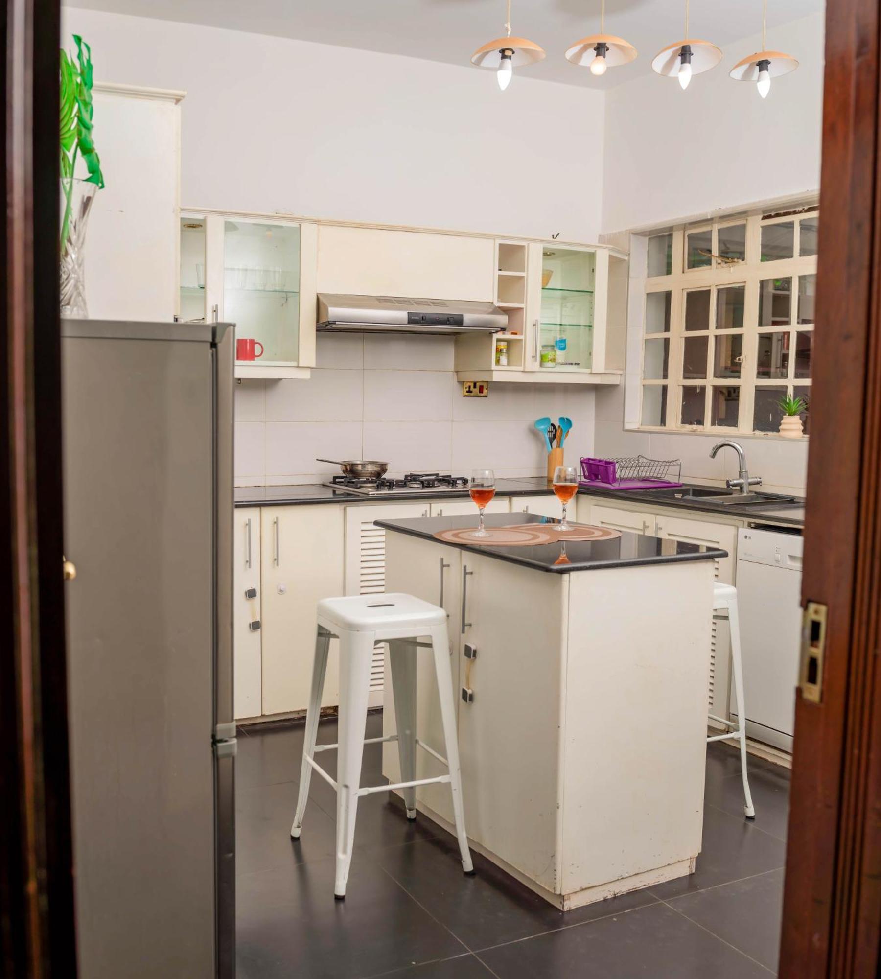 Elegant 1 Bedroom Near Westgate Mall Apartment *