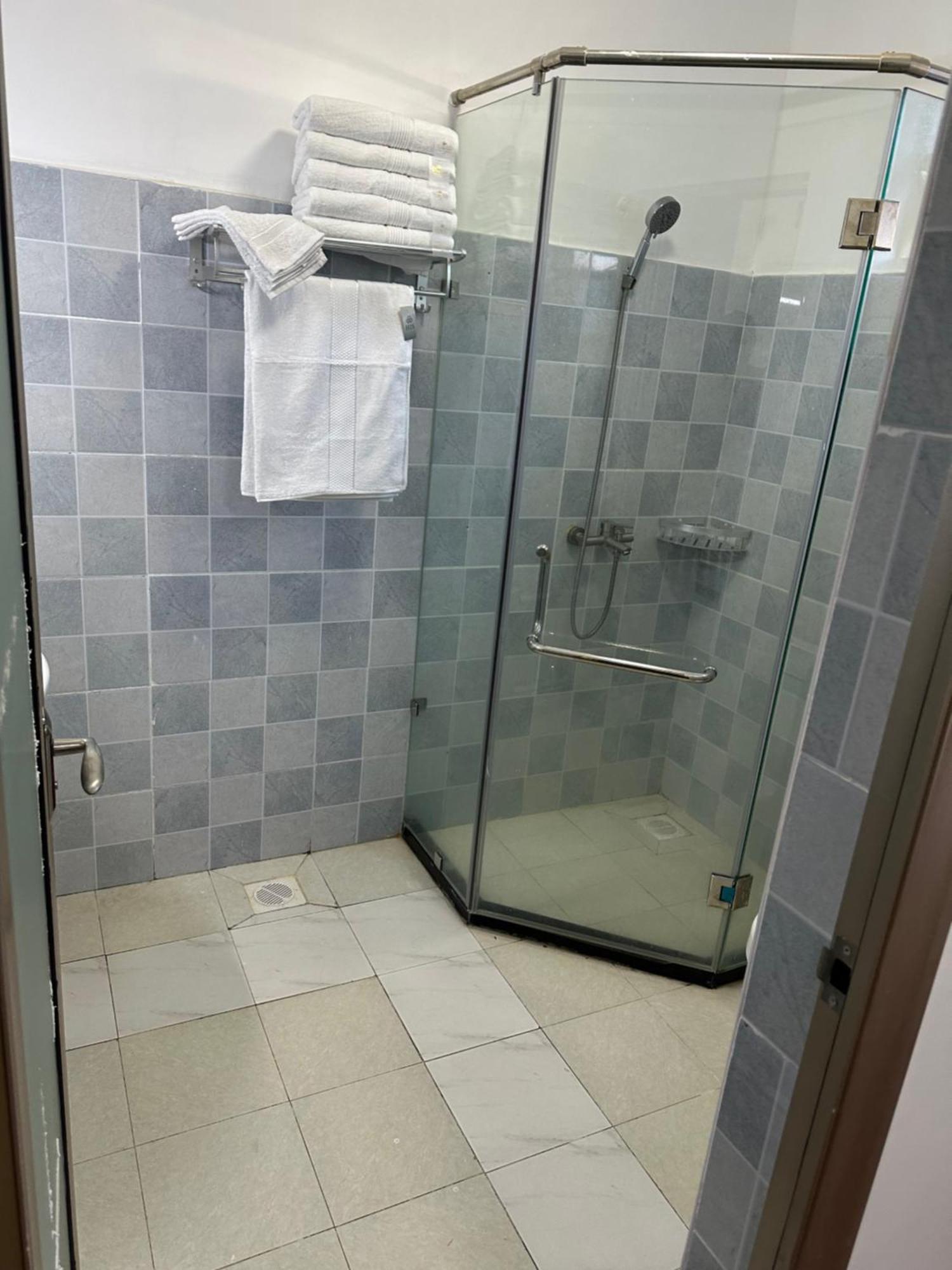 4 Bedrooms Luxurious Apartment *
