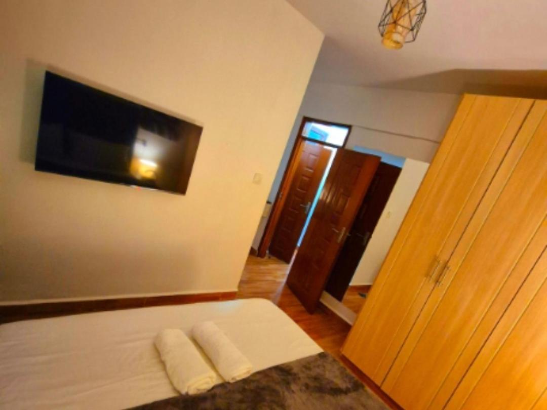 Rossyln Close To Village Market, Un And Two Rivers Mall Apartment