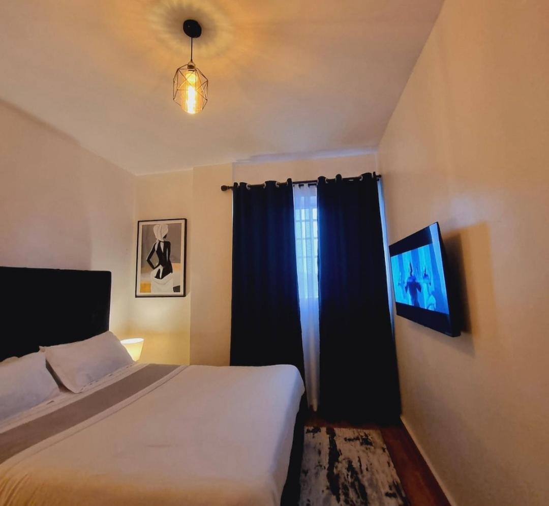 Rossyln Close To Village Market, Un And Two Rivers Mall Apartment