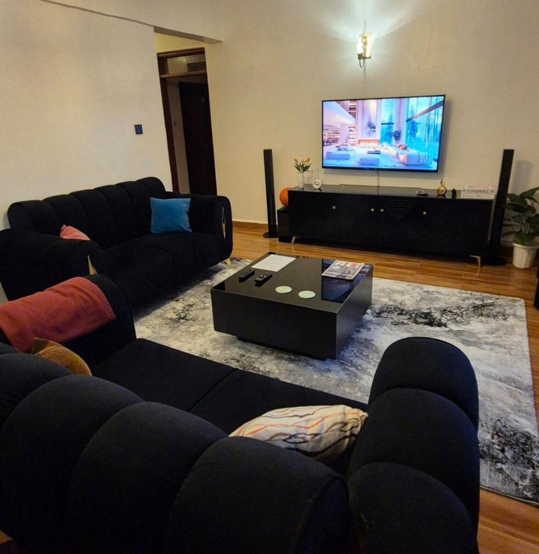 Apartment Rossyln Close To Village Market, Un And Two Rivers Mall