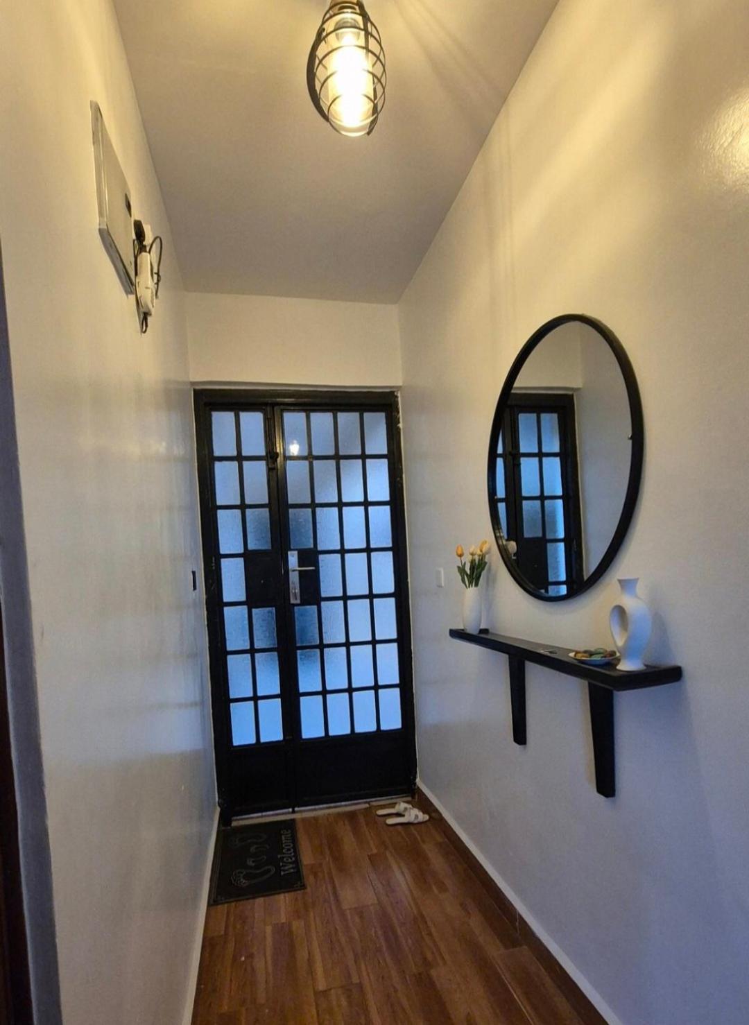 Rossyln Close To Village Market, Un And Two Rivers Mall Apartment *
