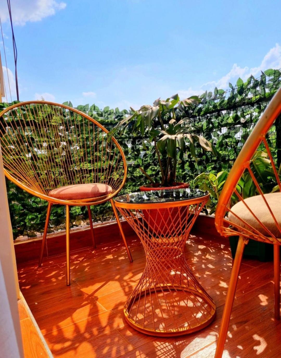 Apartment Rossyln Close To Village Market, Un And Two Rivers Mall *