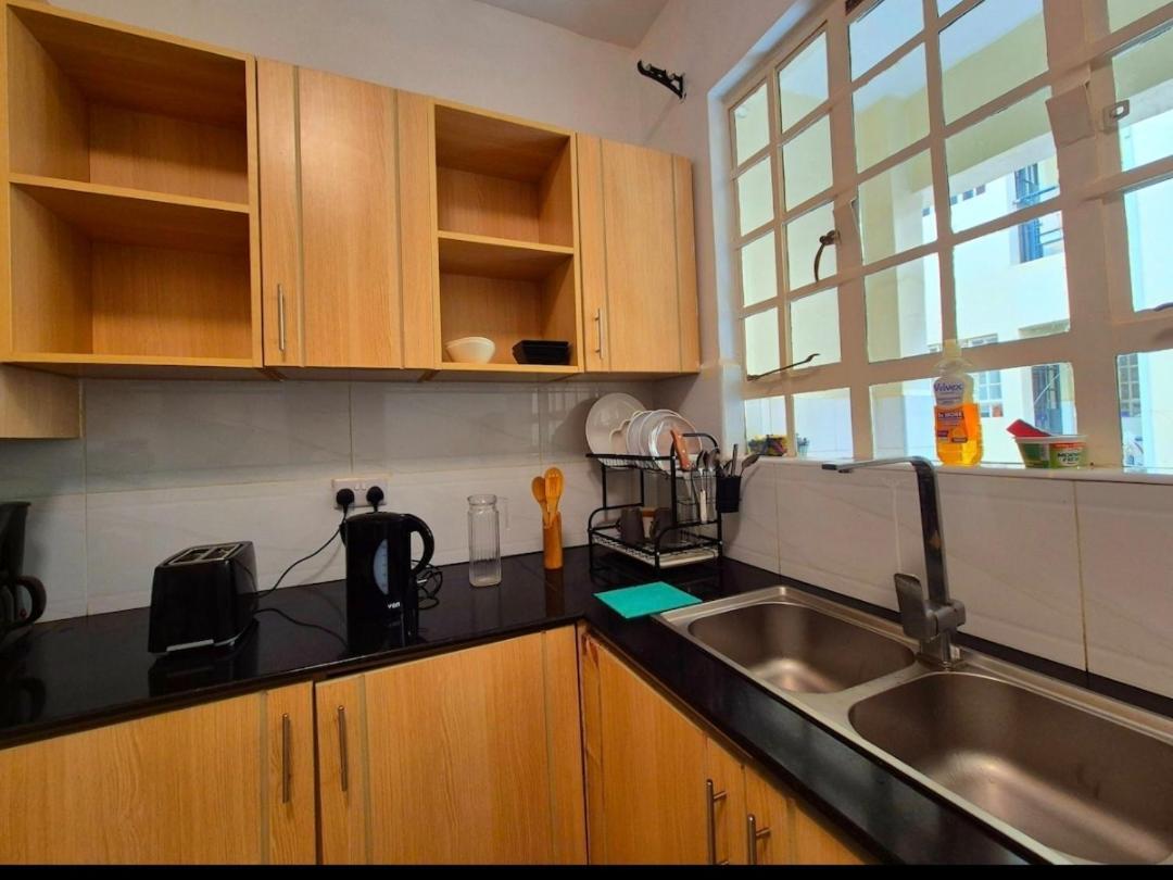 Rossyln Close To Village Market, Un And Two Rivers Mall Apartment