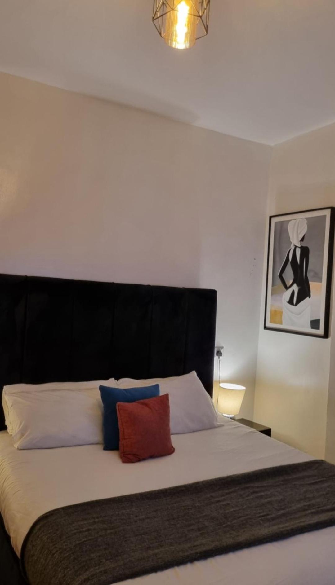 Apartment Rossyln Close To Village Market, Un And Two Rivers Mall